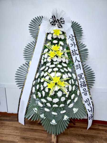 풍성하고 정갈한 디자인의 3단 화환